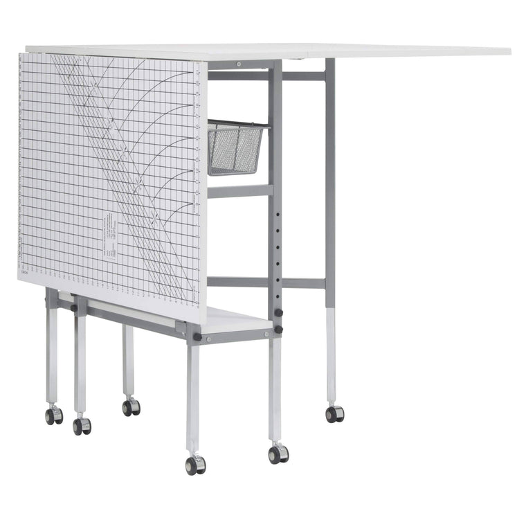 Table de découpe pour couture Sew Ready, mobile, pliable et réglable en hauteur, avec plateau à grille et rangement, coloris argent/blanc