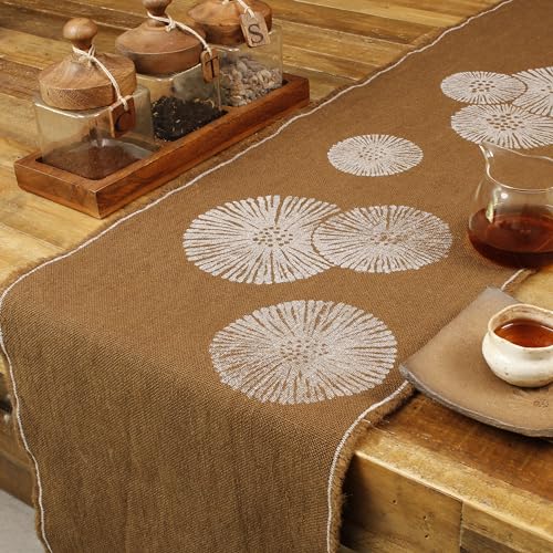 Chemin de table en lin Cheyenne – Imprimé à la main – 100 % lin – Bords frangés – prélavé, pré-rétréci et lavable en machine – Marron chocolat (14 x 36 po, motif pissenlit blanc)