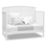Lit de bébé convertible 4-en-1 à panneaux pleins Archer de Delta Children – Certifié Greenguard Gold, Blanc Bianca