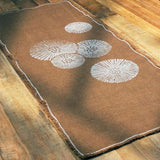 Chemin de table en lin Cheyenne – Imprimé à la main – 100 % lin – Bords frangés – prélavé, pré-rétréci et lavable en machine – Marron chocolat (14 x 36 po, motif pissenlit blanc)