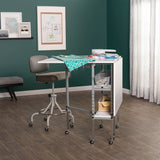 Table de découpe pour couture Sew Ready, mobile, pliable et réglable en hauteur, avec plateau à grille et rangement, coloris argent/blanc