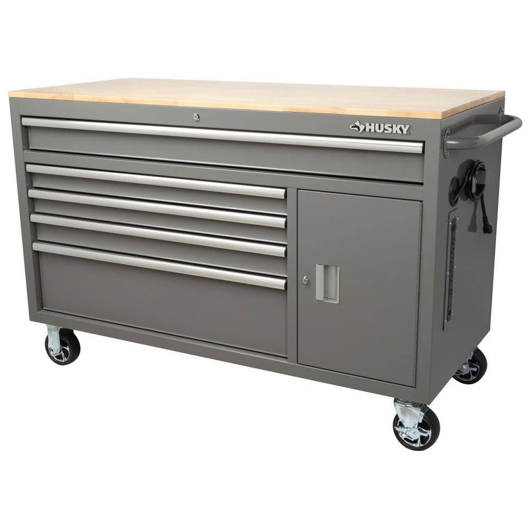 Établi mobile Husky de 56 po de largeur avec 5 tiroirs, 1 porte et coffre à outils profond, fini gris lustré et dessus en bois franc