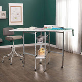 Table de découpe pour couture Sew Ready, mobile, pliable et réglable en hauteur, avec plateau à grille et rangement, coloris argent/blanc