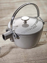 Bouilloire ronde en fonte Staub, 1 qt – Basilic, Fabriquée en France