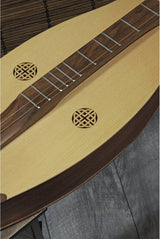 Dulcimer de montagne Roosebeck Grace 4 cordes en épicéa voûté avec motif entrelacé – Noyer