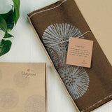 Chemin de table en lin Cheyenne – Imprimé à la main – 100 % lin – Bords frangés – prélavé, pré-rétréci et lavable en machine – Marron chocolat (14 x 36 po, motif pissenlit blanc)