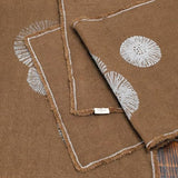 Chemin de table en lin Cheyenne – Imprimé à la main – 100 % lin – Bords frangés – prélavé, pré-rétréci et lavable en machine – Marron chocolat (14 x 36 po, motif pissenlit blanc)