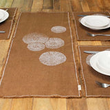 Chemin de table en lin Cheyenne – Imprimé à la main – 100 % lin – Bords frangés – prélavé, pré-rétréci et lavable en machine – Marron chocolat (14 x 36 po, motif pissenlit blanc)