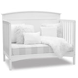 Lit de bébé convertible 4-en-1 à panneaux pleins Archer de Delta Children – Certifié Greenguard Gold, Blanc Bianca