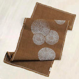 Chemin de table en lin Cheyenne – Imprimé à la main – 100 % lin – Bords frangés – prélavé, pré-rétréci et lavable en machine – Marron chocolat (14 x 36 po, motif pissenlit blanc)